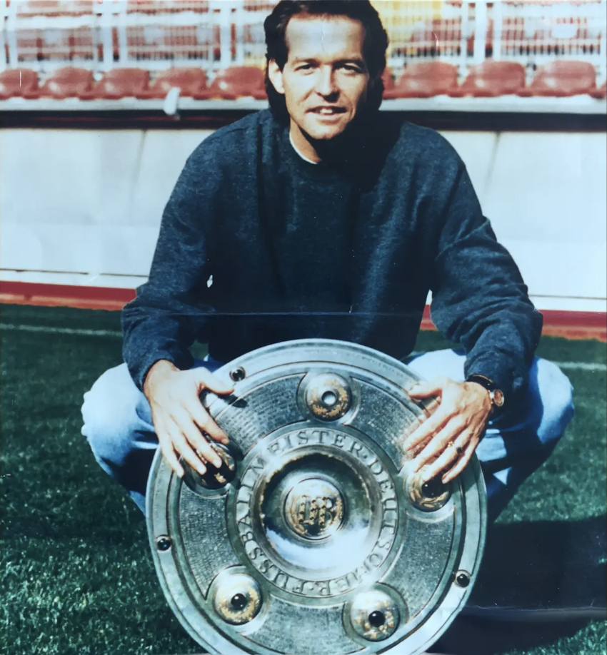 Thomas Dooley with the Bundesliga Meisterschale.