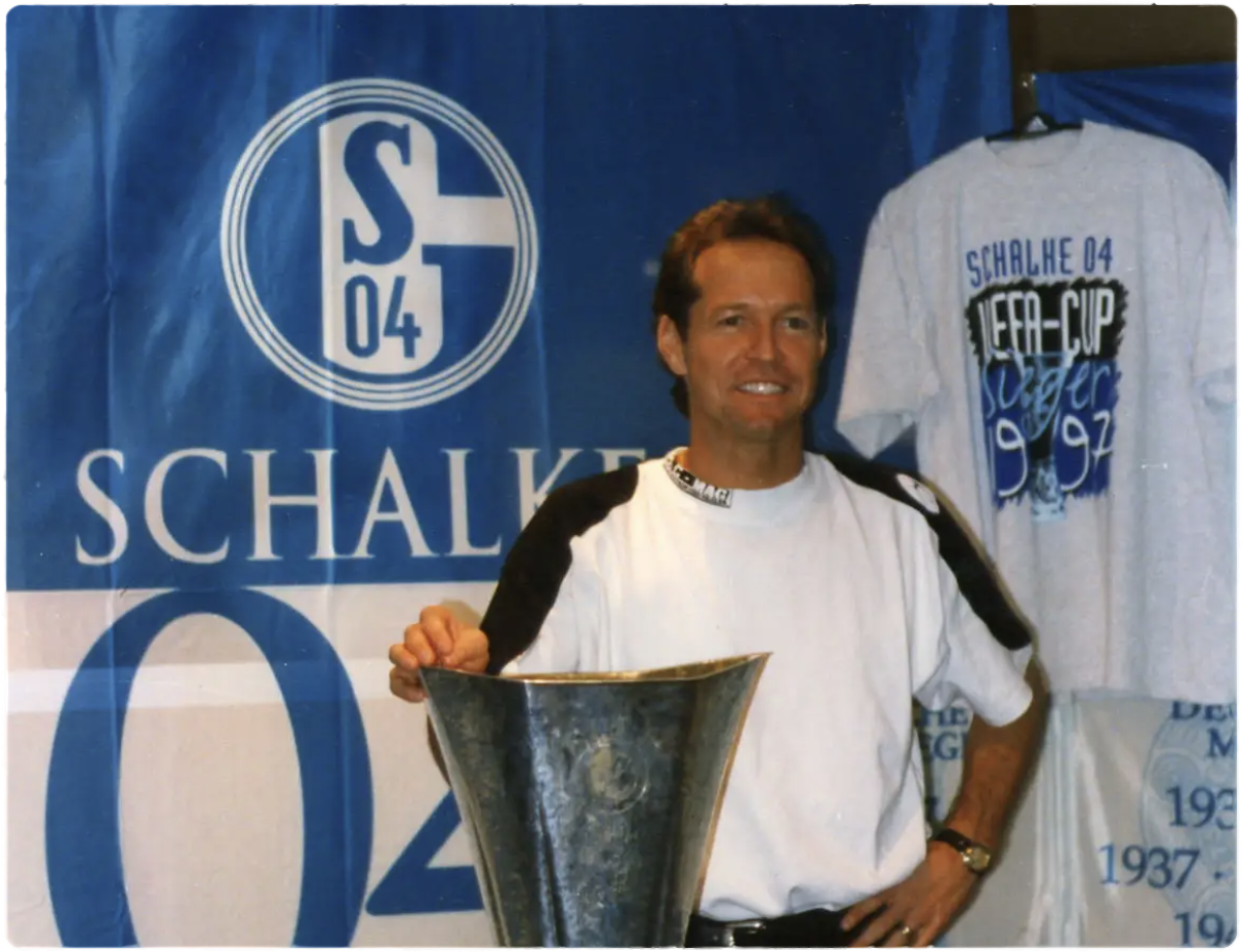 Thomas Dooley with the UEFA Cup at Schalke 04, 1997.